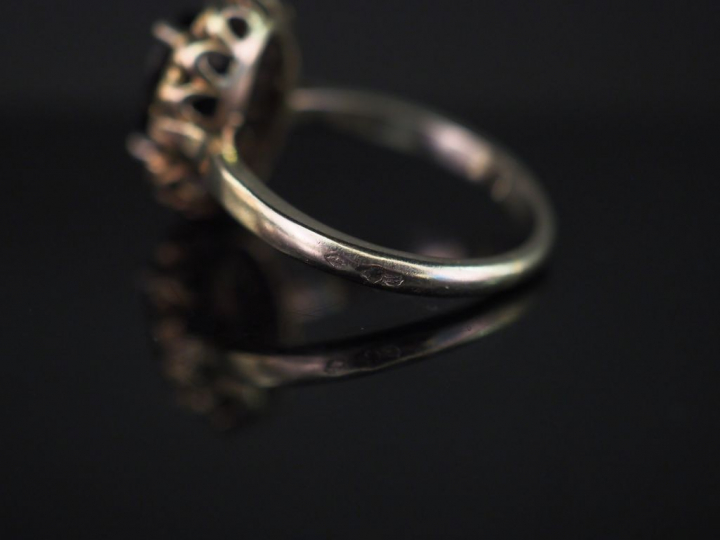 Bague marguerite en platine et or blanc, sertie en son centre d'un sap