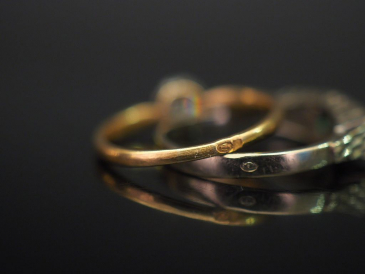 Ensemble comprenant :  - une bague solitaire en or jaune, sertie en so