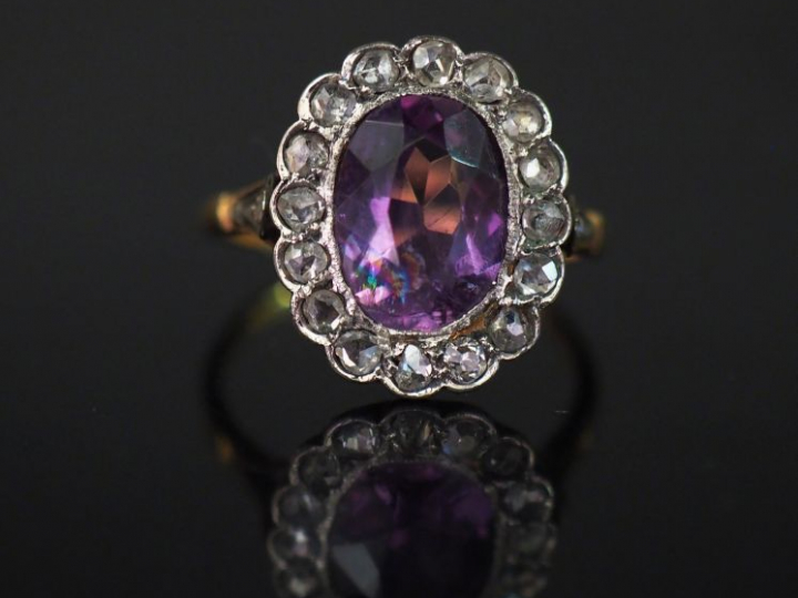 Bague de forme marguerite en or jaune, sertie en son centre d'une amét