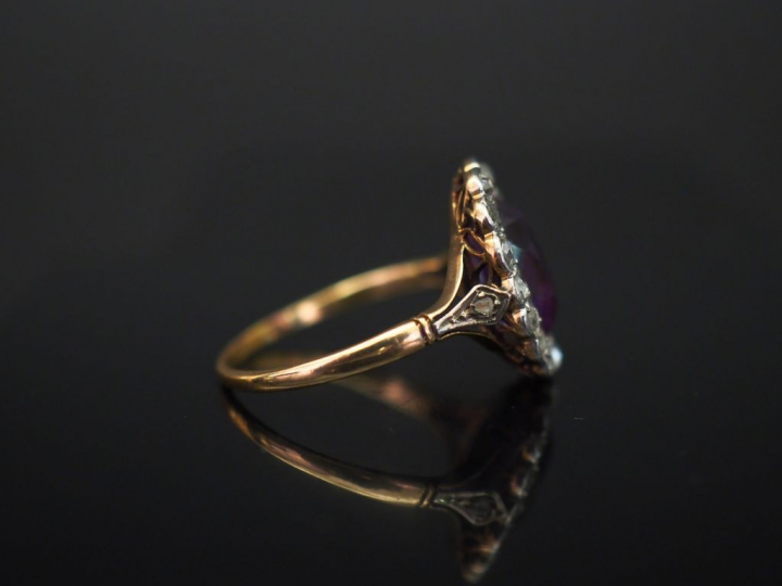 Bague de forme marguerite en or jaune, sertie en son centre d'une amét