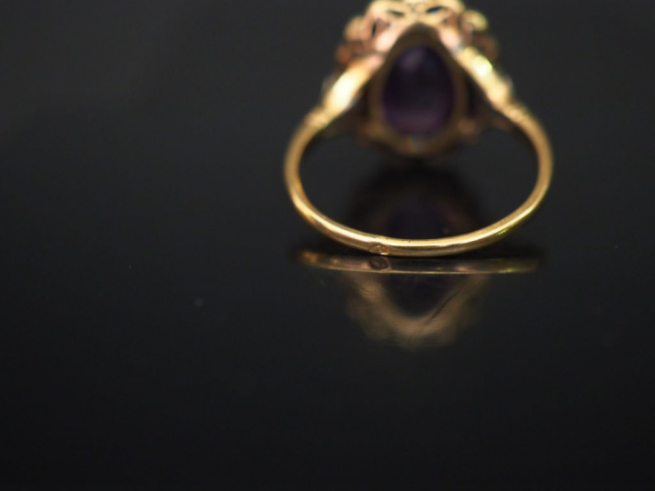 Bague de forme marguerite en or jaune, sertie en son centre d'une amét