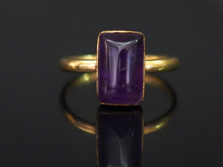 Bague en or jaune, sertie en son centre d'une améthyste rectangulaire 