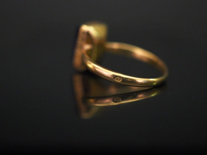 Bague en or jaune, sertie en son centre d'une améthyste rectangulaire 