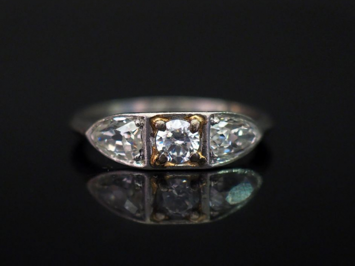 Bague jonc en or blanc, sertie de deux diamants taille poire entourant