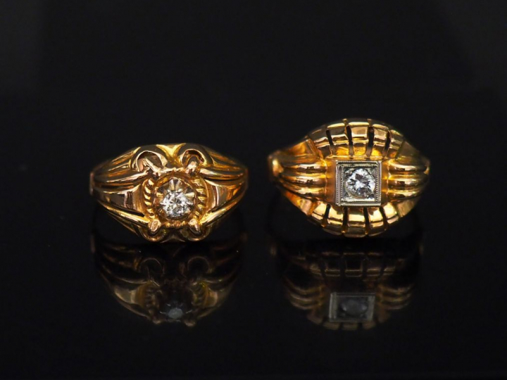 Ensemble comprenant :  - une de style 1940 en or jaune, sertie en son 