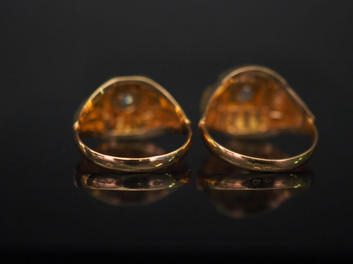 Ensemble comprenant :  - une de style 1940 en or jaune, sertie en son 