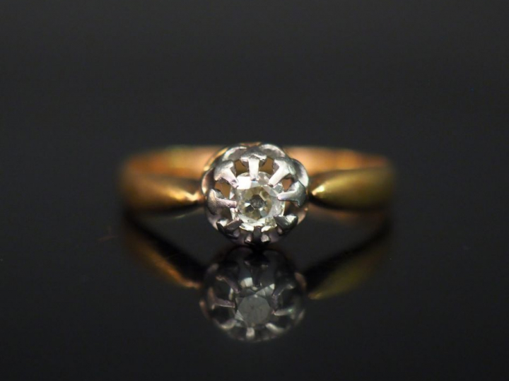 Bague solitaire en or jaune, sertie en son centre d'un petit diamant t
