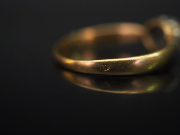 Bague solitaire en or jaune, sertie en son centre d'un petit diamant t