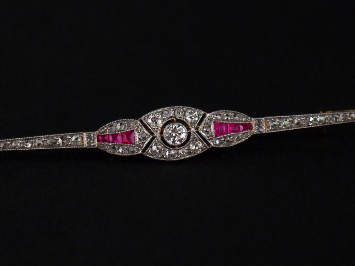 Broche barrette de style Art déco en or jaune, serti de diamants et pi