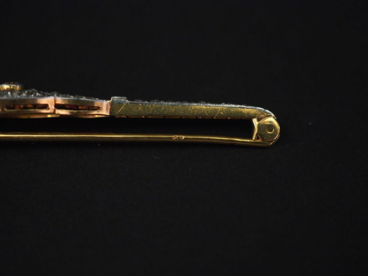 Broche barrette de style Art déco en or jaune, serti de diamants et pi