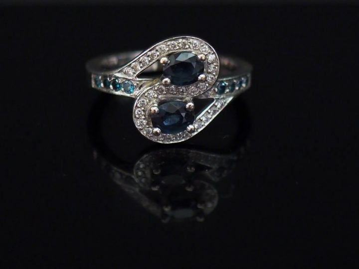 Bague "Toi   Moi" en or blanc sertie de deux saphirs. Monture mouvemen