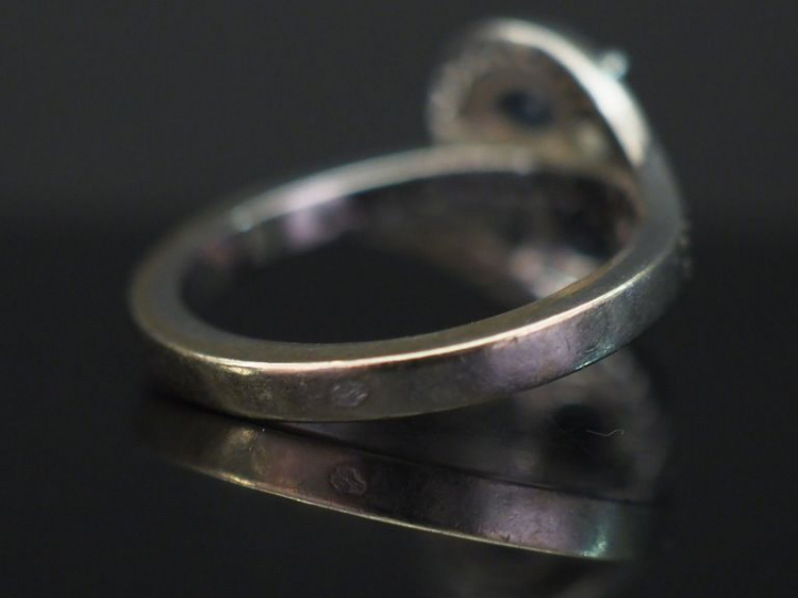 Bague "Toi   Moi" en or blanc sertie de deux saphirs. Monture mouvemen