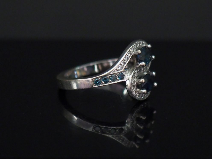 Bague "Toi   Moi" en or blanc sertie de deux saphirs. Monture mouvemen