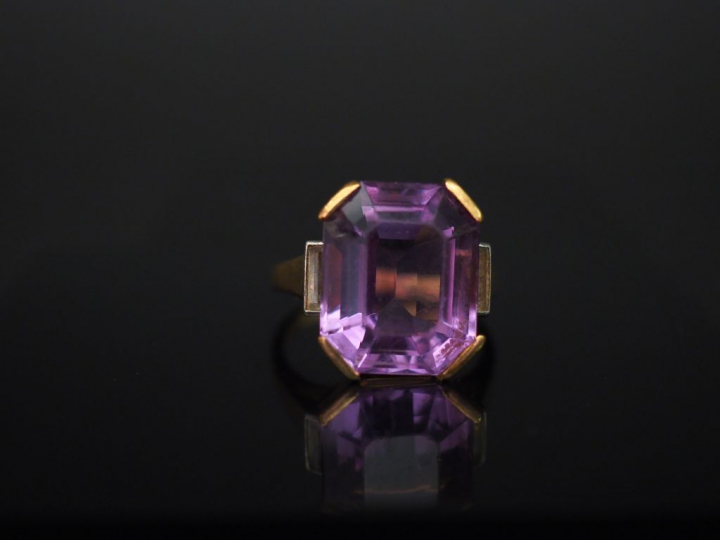 Bague en or jaune et platine, sertie en son centre d'une améthyste épa