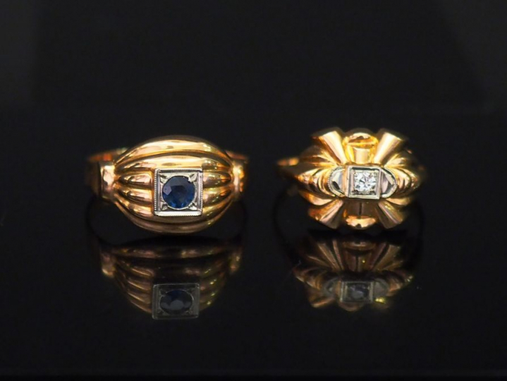 Bague de style 1940 en or jaune, sertie en son centre d'un petit diama