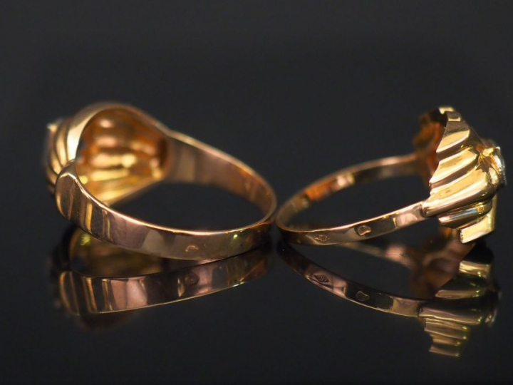 Bague de style 1940 en or jaune, sertie en son centre d'un petit diama