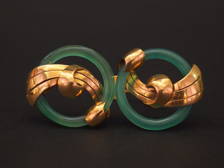 Broche en or jaune et verre, formé de deux cercles entrelacés de motif