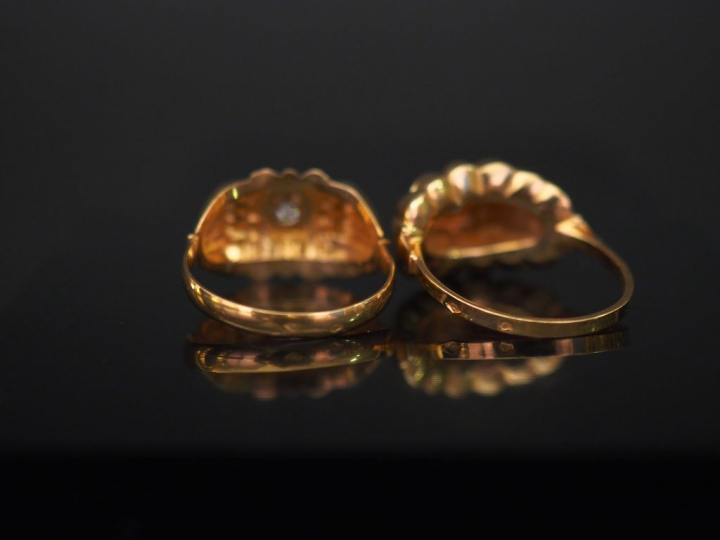 Ensemble comprenant :  - une bague de style 1940 en or jaune, sertie e