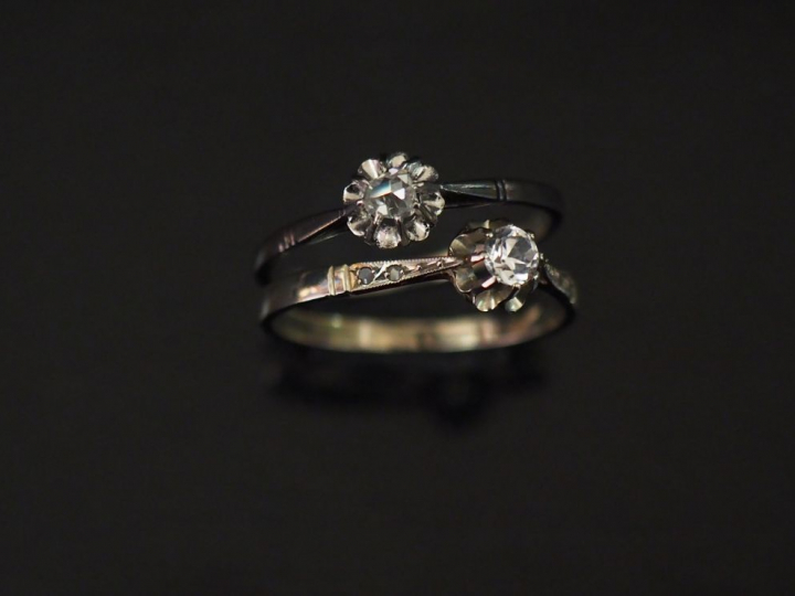 Ensemble comprenant :  - une bague solitaire en or blanc, sertie en so