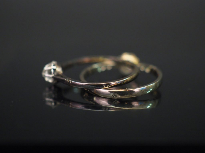 Ensemble comprenant :  - une bague solitaire en or blanc, sertie en so