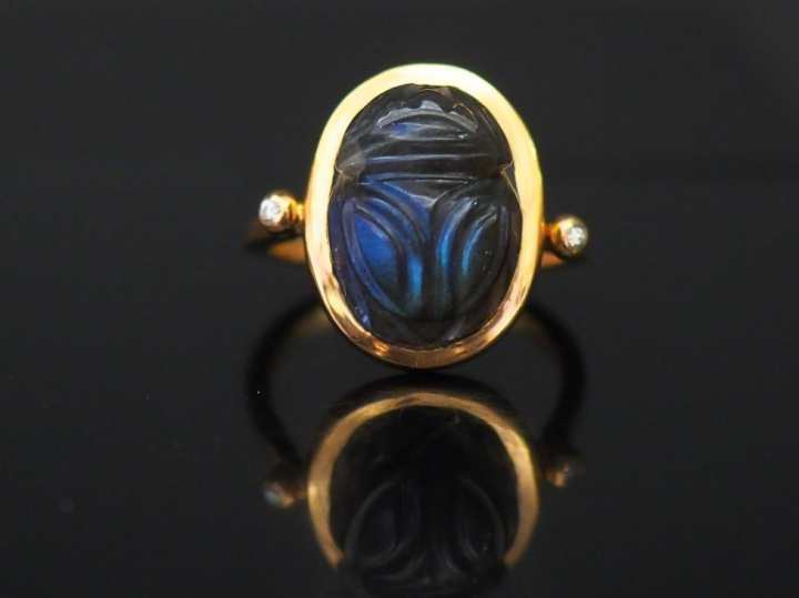 Bague en or jaune, sertie en son centre d'un scarabée en pierre dure o