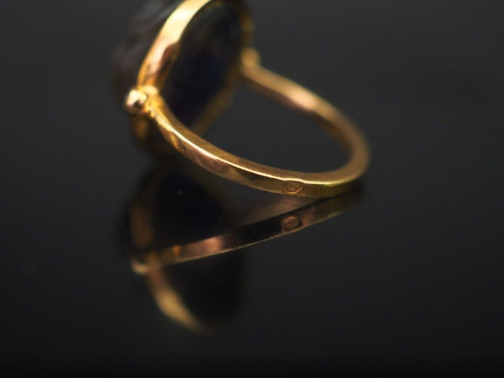 Bague en or jaune, sertie en son centre d'un scarabée en pierre dure o