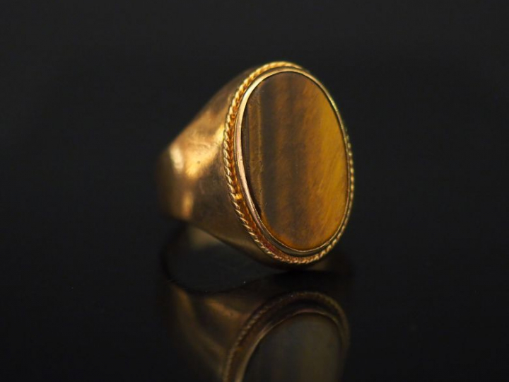 Bague en or jaune, sertie en son centre d'œil de tigre. TDD. 51 Poids 