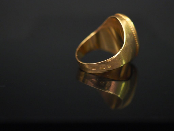 Bague en or jaune, sertie en son centre d'œil de tigre. TDD. 51 Poids 