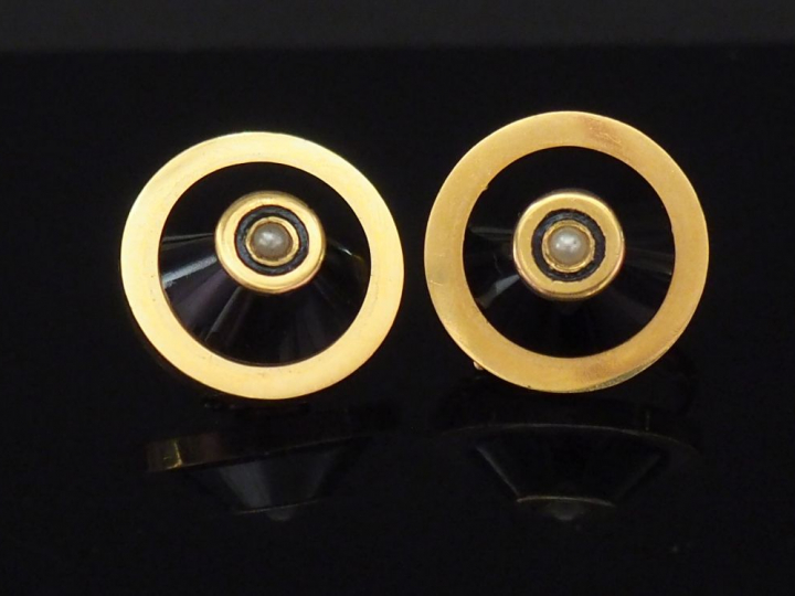 MARINE B. Paire de clips d’oreilles en or jaune, onyx et émail noir, s