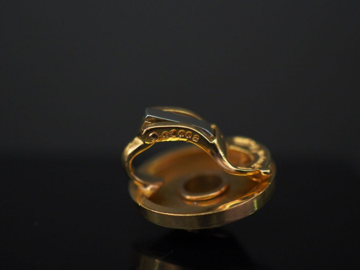 MARINE B. Paire de clips d’oreilles en or jaune, onyx et émail noir, s