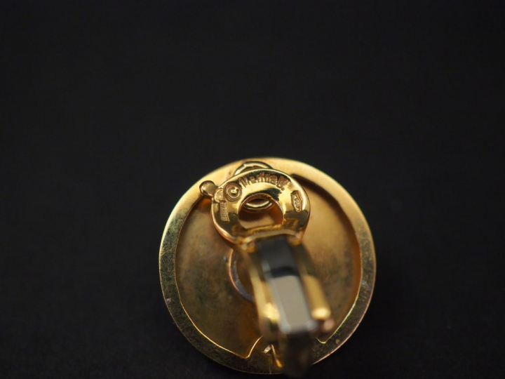 MARINE B. Paire de clips d’oreilles en or jaune, onyx et émail noir, s