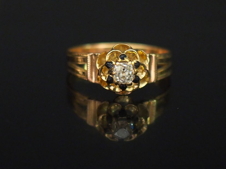 Bague en or jaune et émail noir, sertie en son centre d'un diamant tai