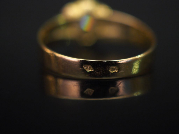 Bague en or jaune et émail noir, sertie en son centre d'un diamant tai