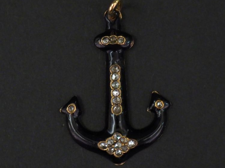 Pendentif en or jaune 14K, émail noir et petits diamants taillés en ro