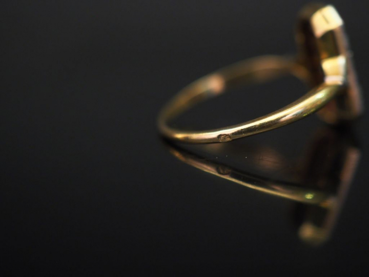 Bague de style Art déco en or jaune, sertie en son centre d'onyx noir 