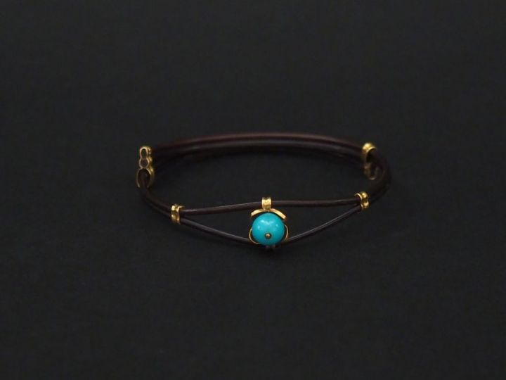 Un bracelet en poil d’éléphant et or, serti en son centre d'un élément