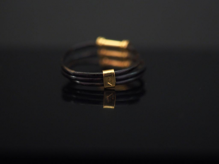 Bague en poil d’éléphant et or composée de trois rangs. TDD. 48 Poids.