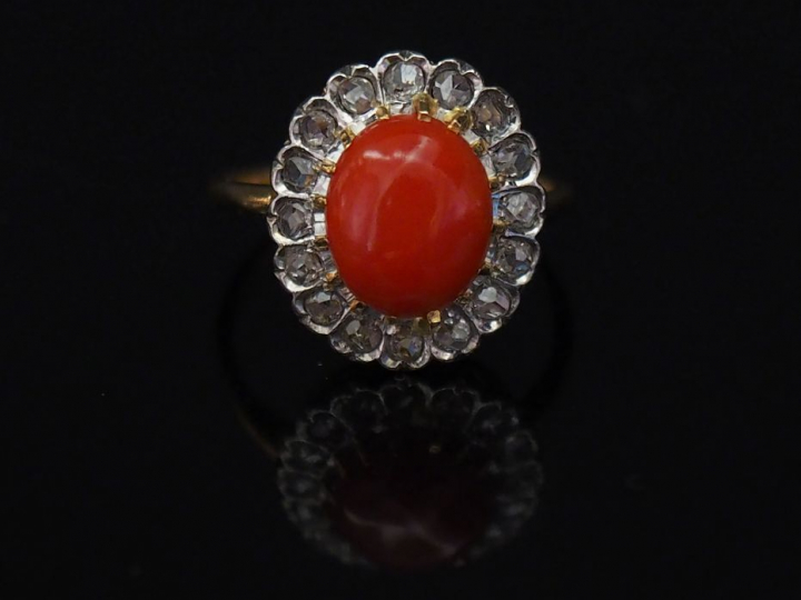 Bague marguerite en or jaune, sertie en son centre d'un corail en cabo