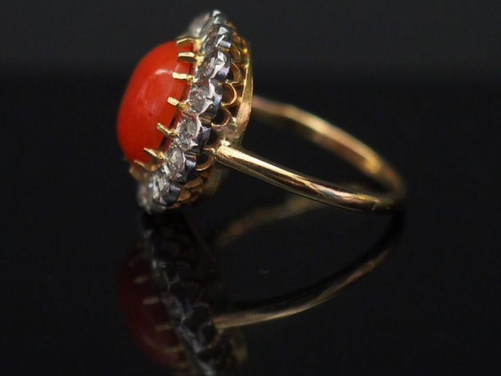 Bague marguerite en or jaune, sertie en son centre d'un corail en cabo