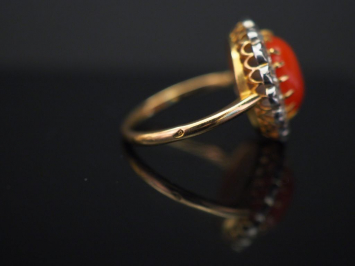 Bague marguerite en or jaune, sertie en son centre d'un corail en cabo