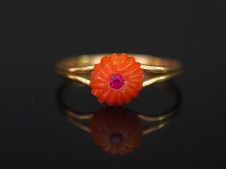 Petite bague en or jaune, sertie en son centre de corail godronné en c