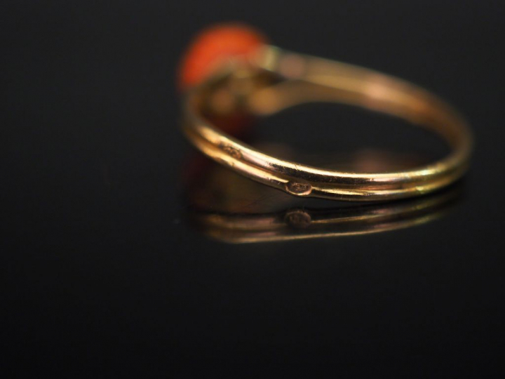 Petite bague en or jaune, sertie en son centre de corail godronné en c