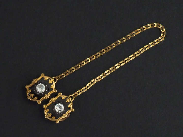 Paire de boutons de col Napoléon III en or jaune et émail noir, sertis