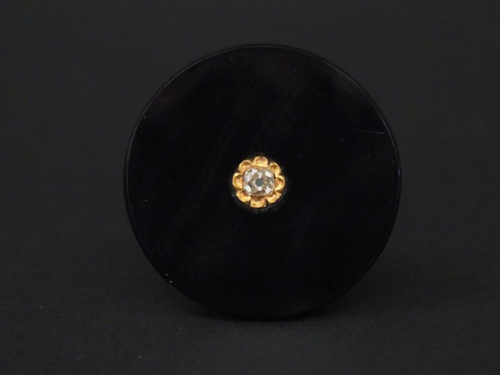 Broche ronde Napoléon III en or jaune et onyx noir, sertie en son cent
