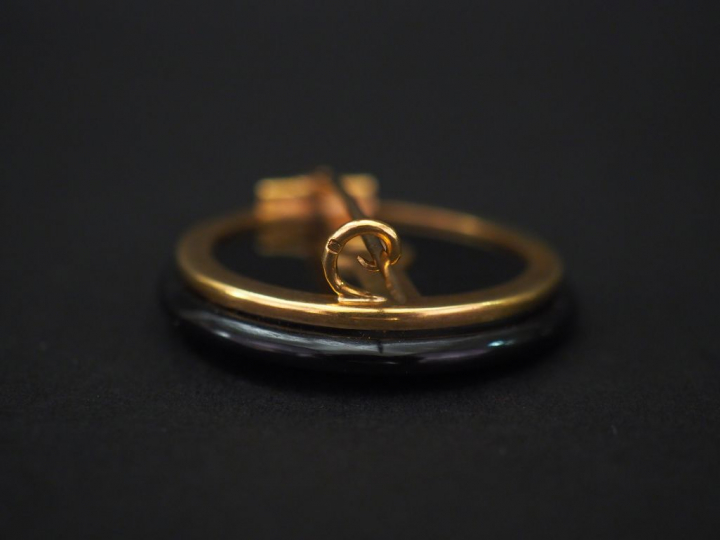 Broche ronde Napoléon III en or jaune et onyx noir, sertie en son cent