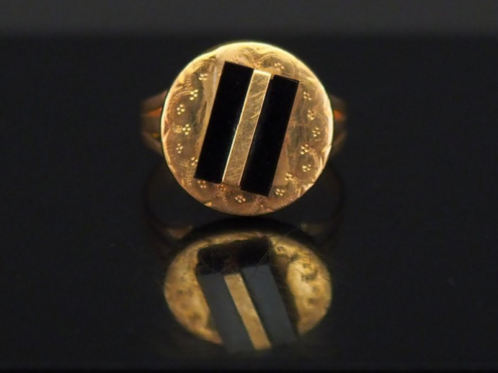 Bague Napoléon III en or jaune et onyx noir, à décor de motif géométri