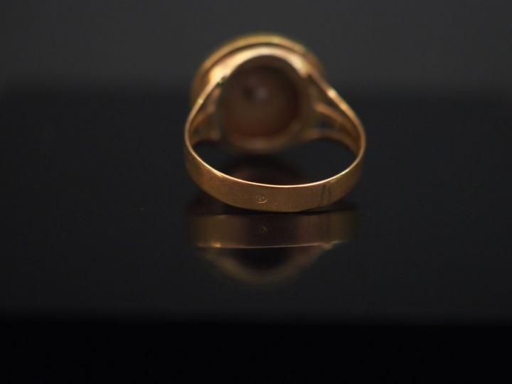 Bague Napoléon III en or jaune et onyx noir, à décor de motif géométri