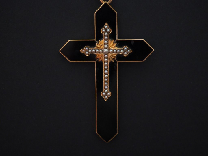 Pendentif Napoléon III en forme de croix en or jaune, onyx noir et per
