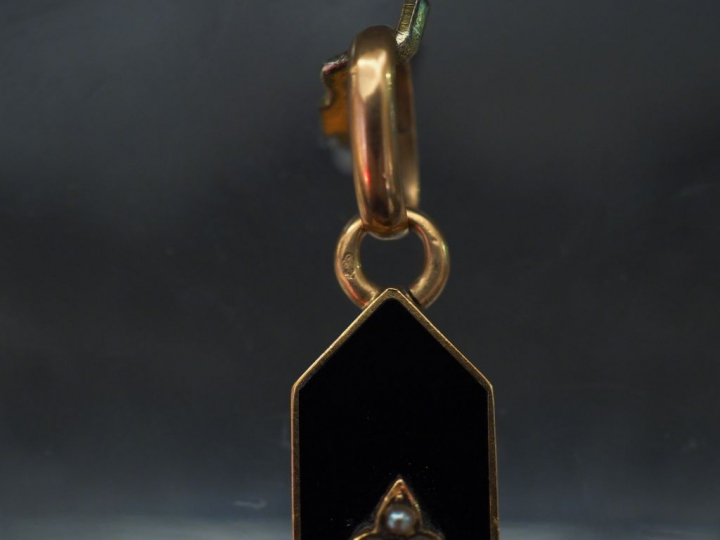 Pendentif Napoléon III en forme de croix en or jaune, onyx noir et per