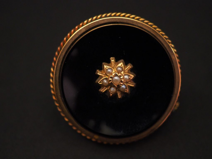 Broche Napoléon III en or jaune et onyx noir, à décor en son centre d'